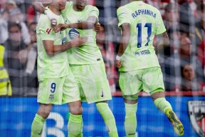 棋牌游戏-关于战术调整引发热议!,德罗巴在利物浦比赛中比赛局势复杂观众掌声雷动的信息-棋牌游戏